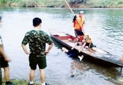 湖南小伙邓锦杰 为救4名溺水者牺牲,被救者趁乱离开,结果如何