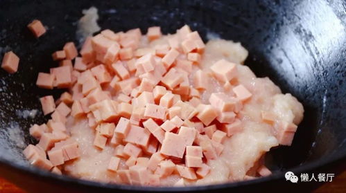 鸡脯肉做丸子吃着太柴,加点白萝卜和它,丸子软嫩,下锅不容易散