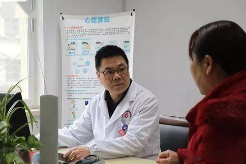 6岁小男孩沉迷手机游戏,眼睛长结石,医生 再玩手机就要失明了