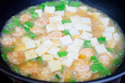 天热回家吃点啥,这道鲜虾炖豆腐,热量低又清爽,十分钟就端上桌