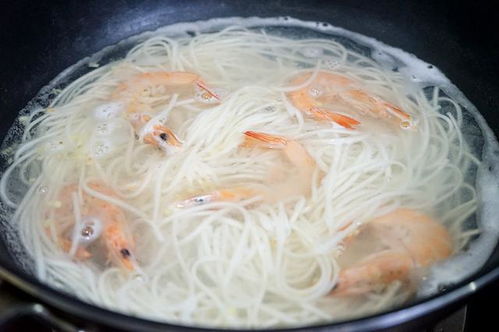 秋季早餐,来一碗营养又实惠的热汤面,汤味鲜食材全,十分钟搞定