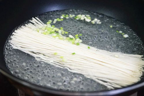 周末清晨我十分钟做好这碗面,有肉有蛋汤更鲜,家人连夸再来一碗
