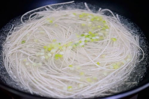 周末清晨我十分钟做好这碗面,有肉有蛋汤更鲜,家人连夸再来一碗