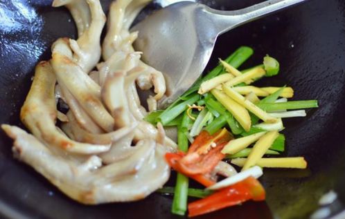 老厨师长教你红烧鸭掌做法,配料简单味道十足,老人孩子争着吃
