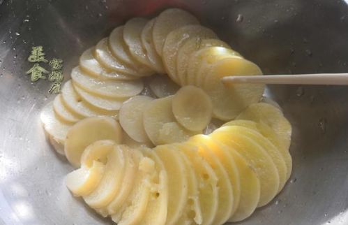 1碗玉米面2个土豆,不揉面不擀面,手不沾面,蓬松柔软比面包好吃