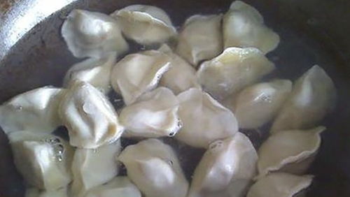 煮冻饺子时,最忌水开下锅,记住这3点,鲜香不破皮和现包的一样