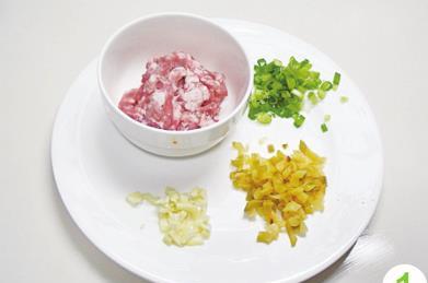 入冬后最爱做这菜,蒸10分钟就好,汤汁鲜美,拌米饭一碗不够吃