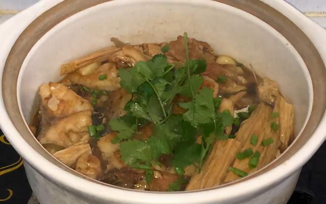 草鱼不红烧了,加1把腐竹上锅炖一炖,肉嫩味美,连汤汁都不剩