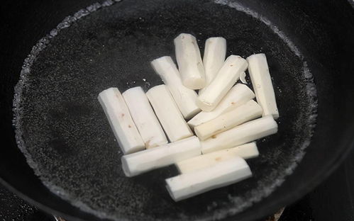教你做道快手甜品菜,蜜汁山药条,寓意甜甜蜜蜜,小孩子很爱吃