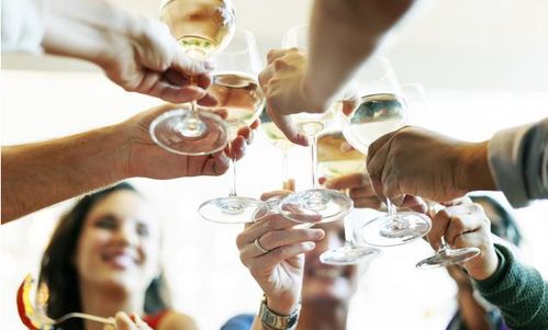 酒桌上给领导敬酒,敬酒的话要这么说,领导才会器重你