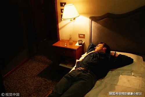 男子熬夜5天后突发脑梗塞,到底晚上几点不睡就叫熬夜