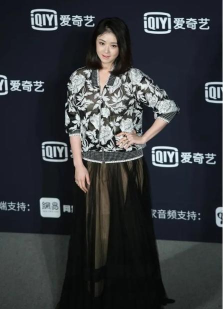 蒋欣又翻车了,这么壮硕还穿紧身连衣裙,丰满身材至少显胖10斤