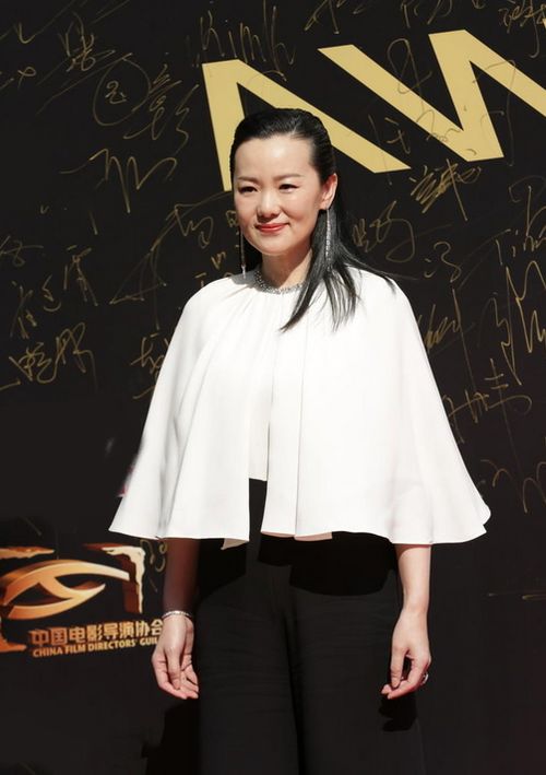 咏梅也太有品了,简单黑白配也穿出高级感,50岁女人都该学一学 