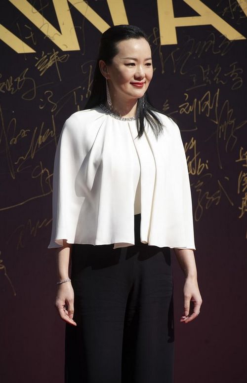 咏梅也太有品了,简单黑白配也穿出高级感,50岁女人都该学一学 