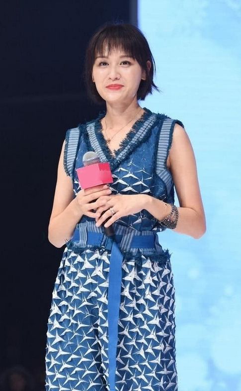 叶一茜穿抽象元素萝卜裤时髦炸裂