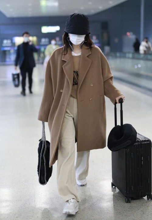 44岁海清真有品位 穿驼色大衣配阔腿裤,朴素配色却很有高级感