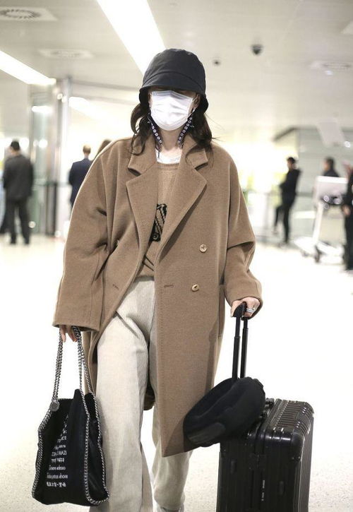 44岁海清真有品位 穿驼色大衣配阔腿裤,朴素配色却很有高级感