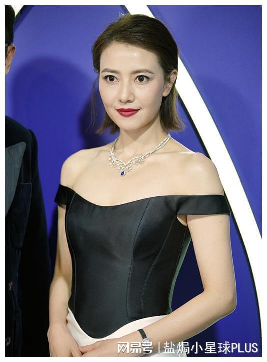 高圆圆终于见老了,穿露肩包臀裙挺显气质,可眼周鱼尾纹太显龄