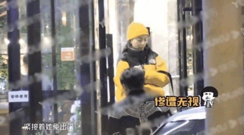 李小璐近况惨兮兮 打扮性感搭话好友却遭无视,神色暗淡独自离去