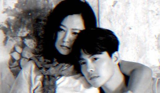 43岁郝蕾光脚穿裙子,马天宇蹲在马桶上,两人要出演寄生虫舞台剧