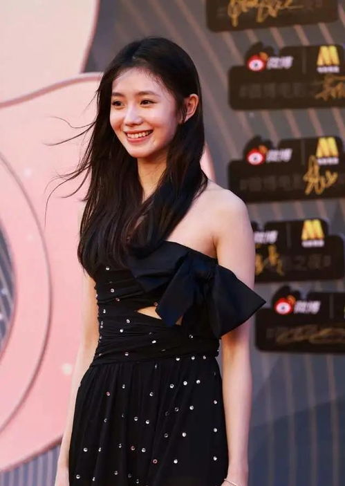 张小斐首获女主奖,穿搭简约显气质