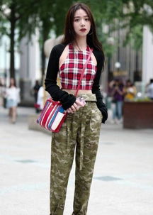 街拍 身着橘黄色大衣小姐姐逆光下笑起来好美啊