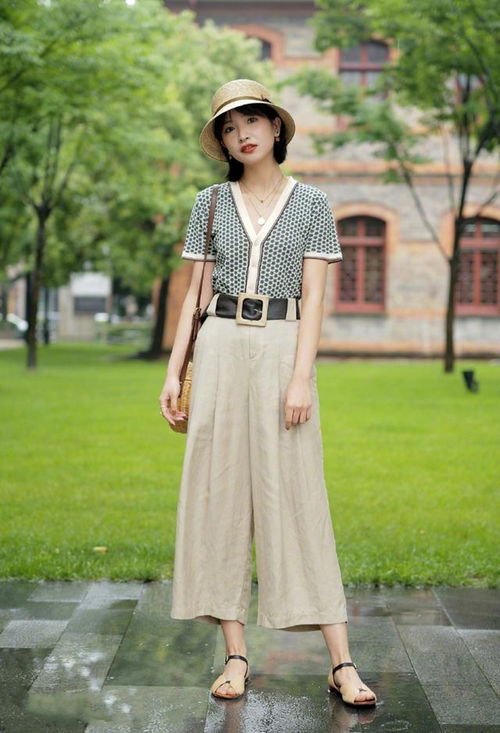 街拍,美女穿一条性感优雅的吊带连衣裙,神秘又浪漫