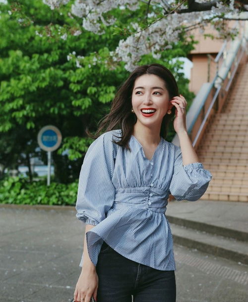 超模大口智惠美私服太耀眼,黑色吊带裙慵懒妩媚,高级又减龄