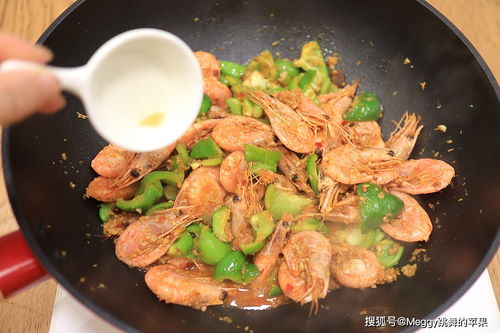 夏天不爱吃肉就爱吃这虾,蒜香浓郁鲜甜Q弹,连壳一起咽