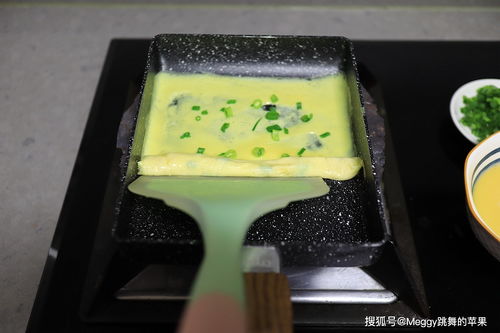 鸡蛋的别致吃法,4个蛋摊7张蛋皮卷成筒,香嫩多汁特别显厨艺