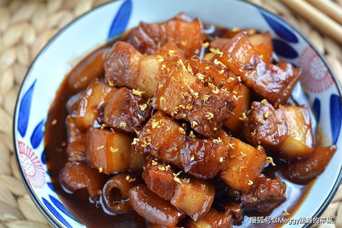晚饭炖了锅红烧肉,出锅后撒点秋天的特产,香气扑鼻米饭干掉2碗