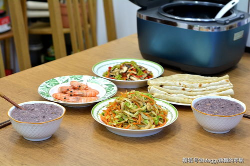 北京娘儿俩的日常晚餐,3菜1饼1粥营养好吃,网友 这饼真棒