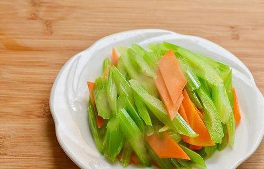 口感脆嫩 颜色翠绿 降低血压,芹菜这样吃,清淡又美味