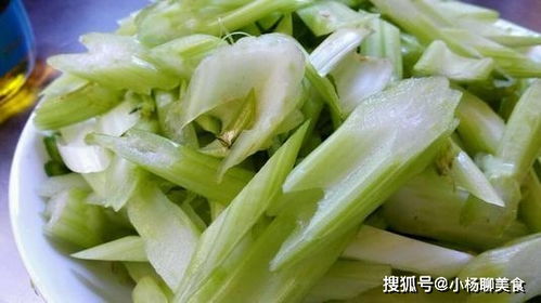 它和芹菜搭配一起炒,口感清爽又营养,小孩常吃补钙长得快