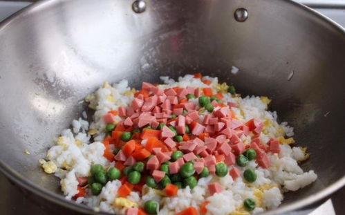 吃剩下的米饭做什么好吃 教您做一道菠萝饭,解馋还不油腻,香