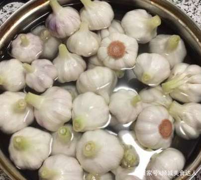 姥姥30多年的腌糖蒜秘方,酸甜爽口比肉好吃,你确定不试试