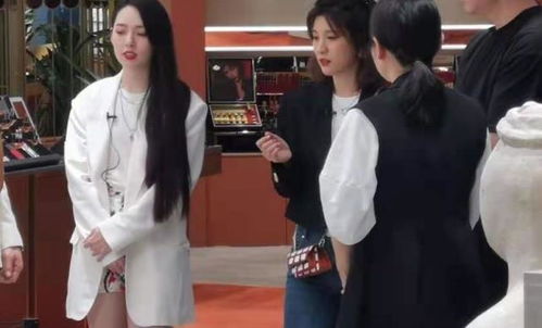 小向太真会养女儿 不到一岁就去看画展,郭碧婷更难得打扮了一回 