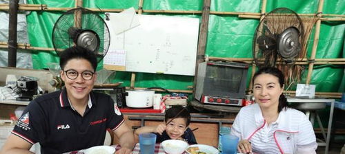 郭晶晶晒3个孩子吃饭照,餐桌成重点,网友 细节决定教育
