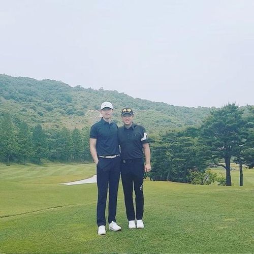 玄彬孙艺珍 高尔夫约会 藏不住 玄彬穿polo衫留胡子,变帅大叔