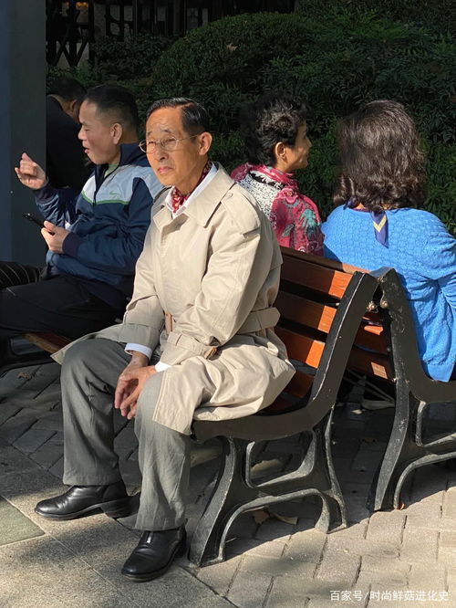 上海老年人的街拍穿搭火了,打扮不老气 不扮嫩,简约大方就很美