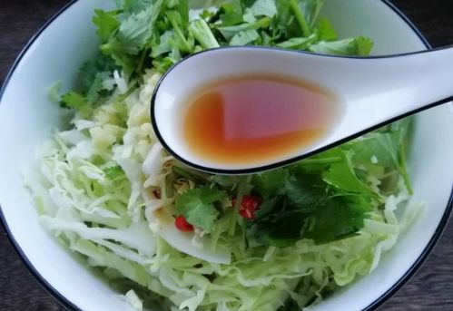 这菜我拿来凉拌,全家人一脸嫌弃,没想到拌好还没上桌就被吃光了