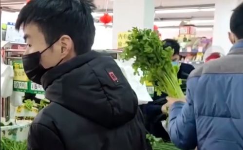 超市里买菜的都是男同志 认真挑半天,回家还得挨骂