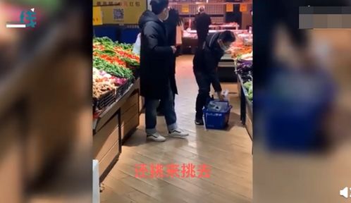 超市里买菜的都是男同志 手拿清单认真挑半天,结果回家还得挨骂 