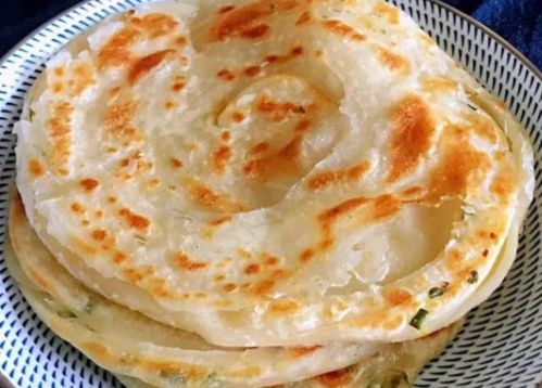电饼铛烙饼时,掌握这几个小技巧,层多柔软,放几天也不会硬