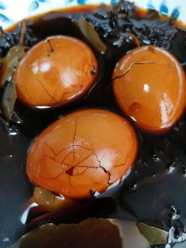 自制茶叶蛋,颜色鲜亮,香气四溢 我一次可以吃三个