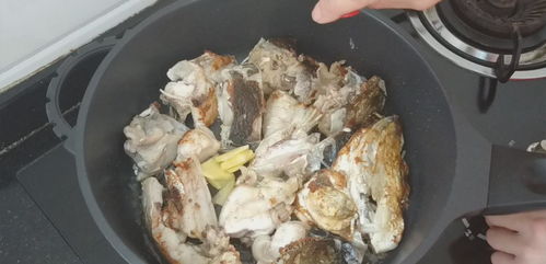 客家油豆腐配上1个鱼头,一道费饭菜做法,又香又滑闻到都流口水