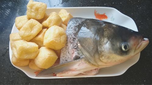 客家油豆腐配上1个鱼头,一道费饭菜做法,又香又滑闻到都流口水