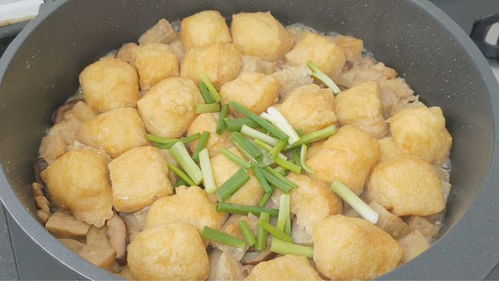 客家人爱吃的油豆腐,加1个香芋一起做,咸香粉糯,咬一口满嘴香