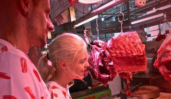 为什么羊肉要挂起来卖,而猪肉就放在案板上卖 可算知道了