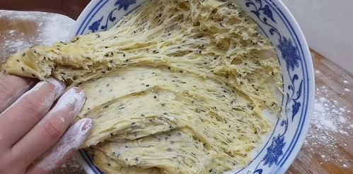 4个鸡蛋,1斤面粉,锅里炸一炸,做法比麻花简单,比油条香甜好吃